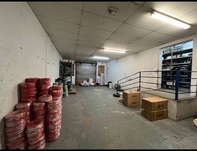 1,299M² WAREHOUSE TO LET IN FERNDALE